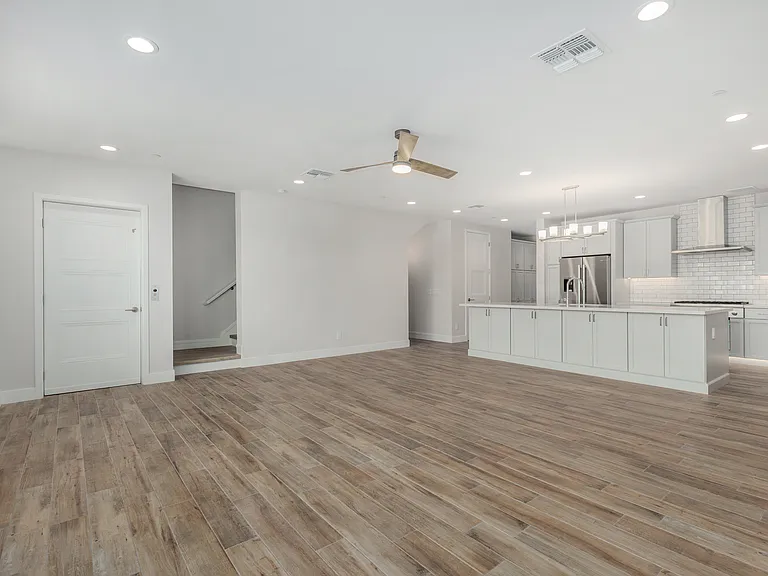 4525 N 40th St #8 — Photo 9