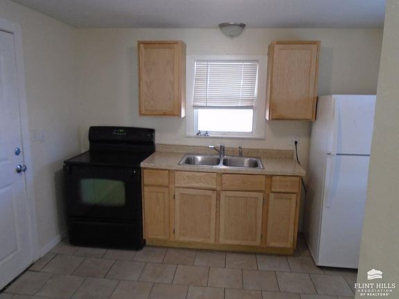 3rd image of 140 E 9th St