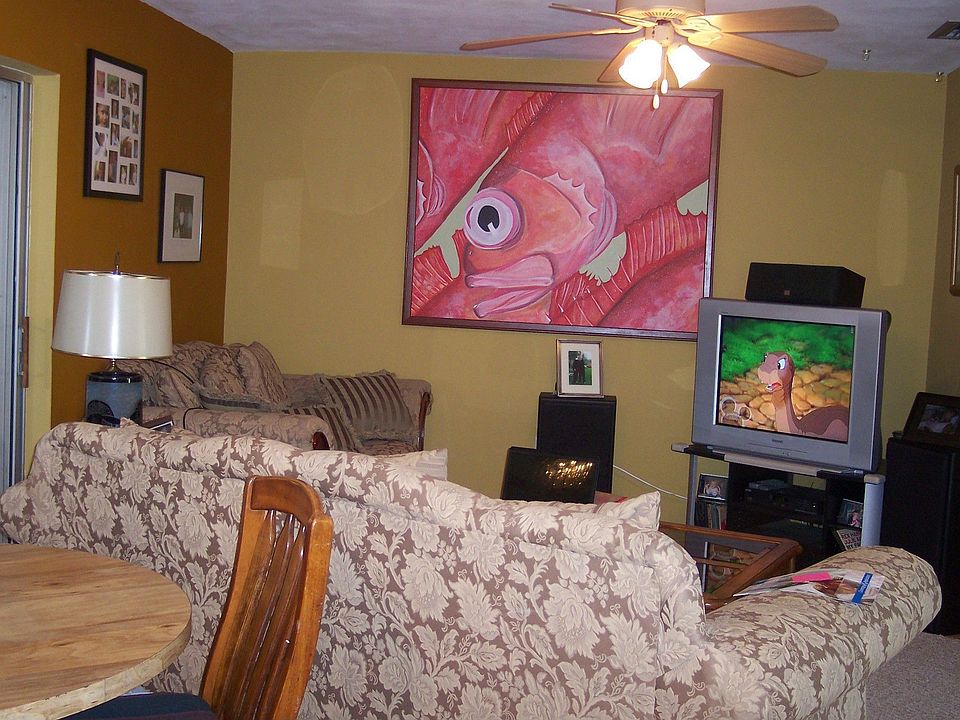 Living Room/Dining Area