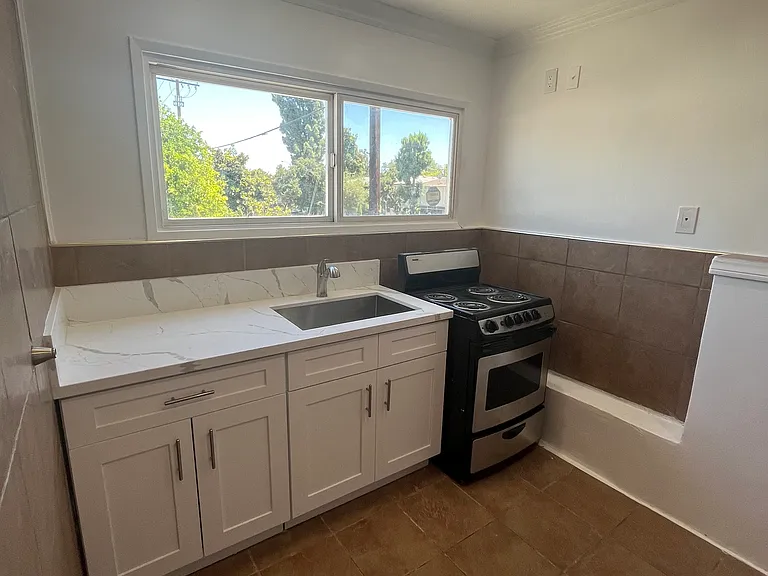 11685 Magnolia Blvd #B — Photo 9