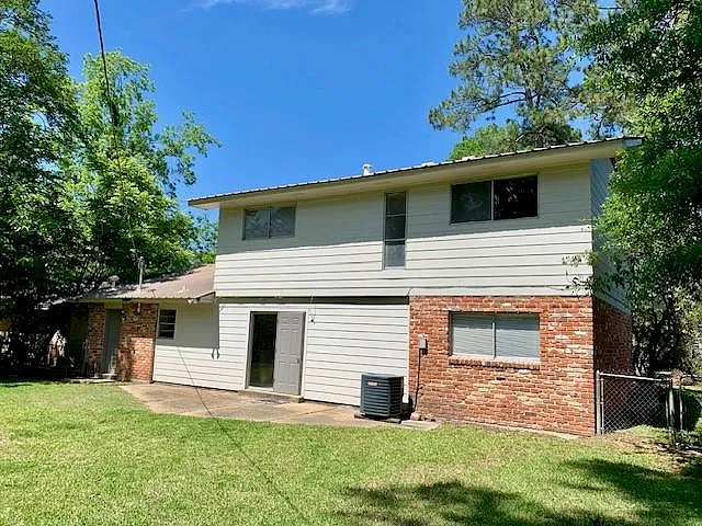 4 bed, 2.5 bath, 1802 sqft, $2,000 — Photo 2