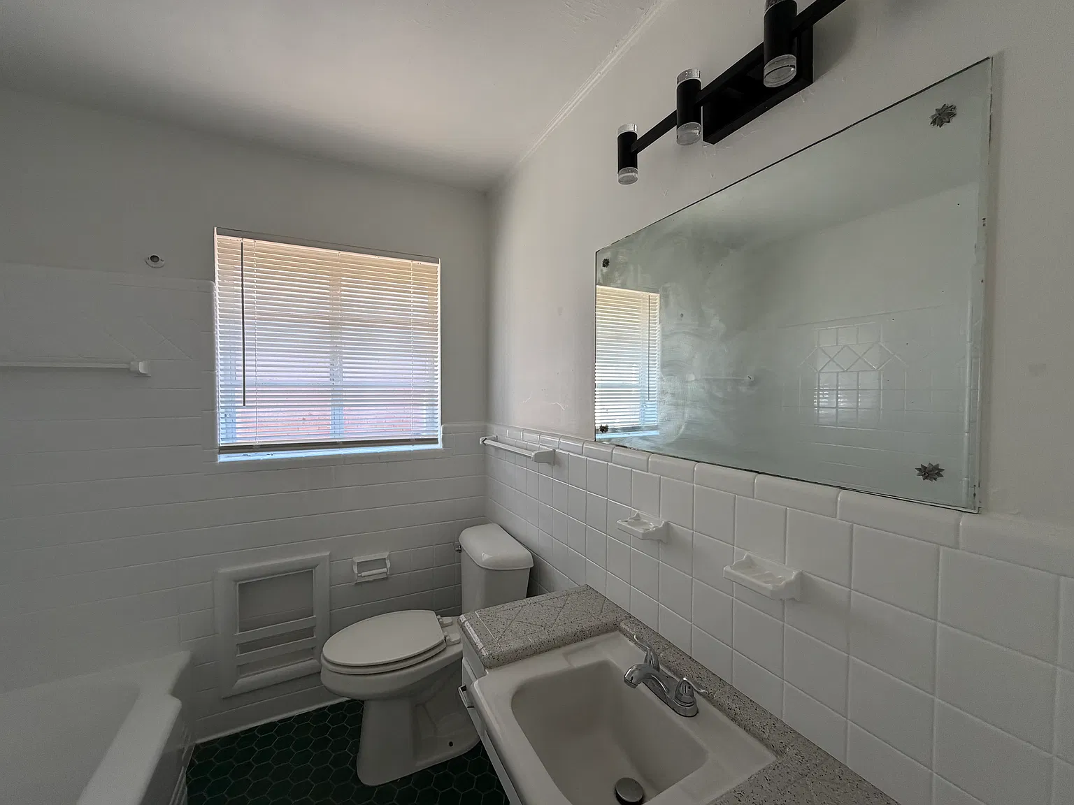 3 bed, 1250 sqft, $1,300 — Photo 4