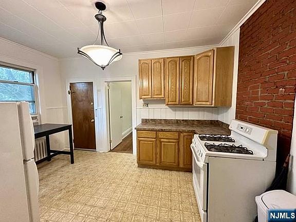 4th image of 46 Swaine Pl