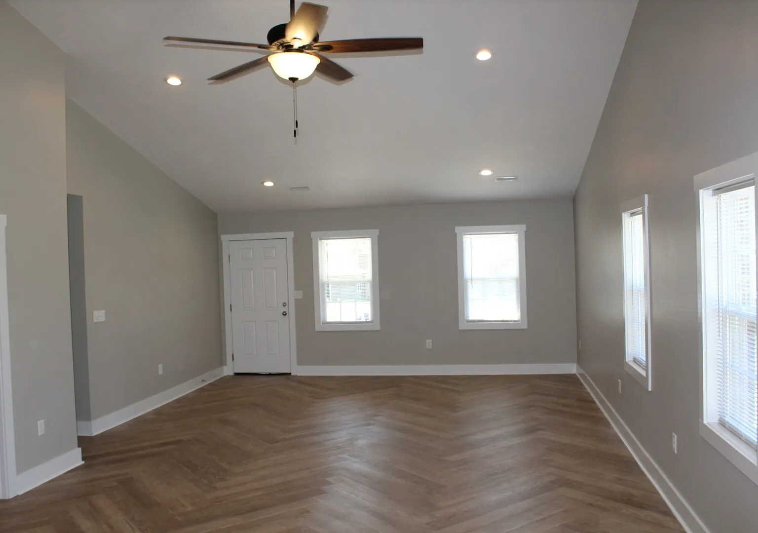 701 4th Avenue NE — Photo 4