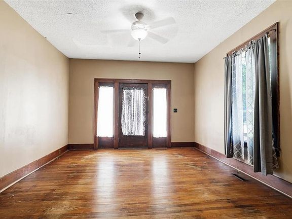 5th image of 209 Maple St