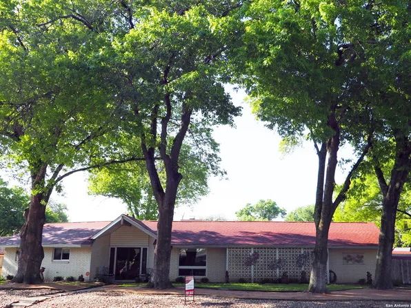 330 De Soto Dr, Universal City, TX 78148