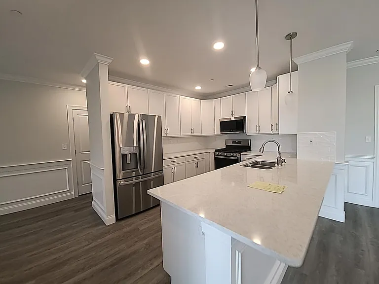320 Middlesex Ave #B305 — Photo 9