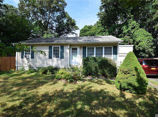 8 Pine Cone St, Middle Island, NY