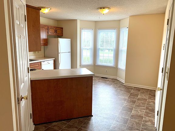 3rd image of 268 Moncrest Dr