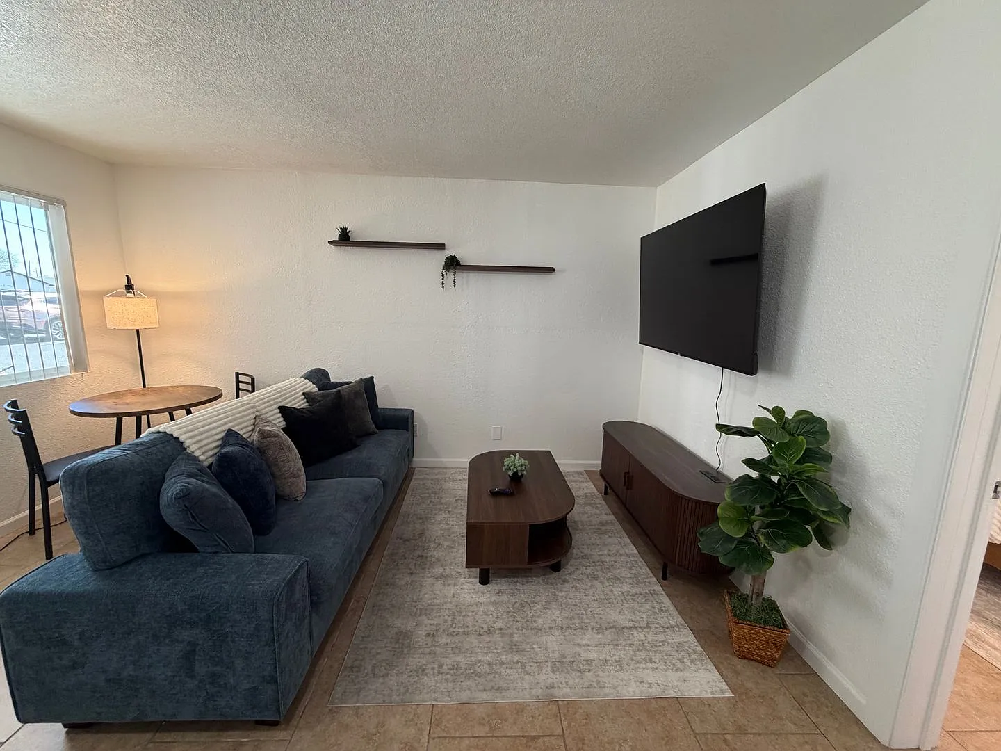 Twin Palms Apartments — Photo 3