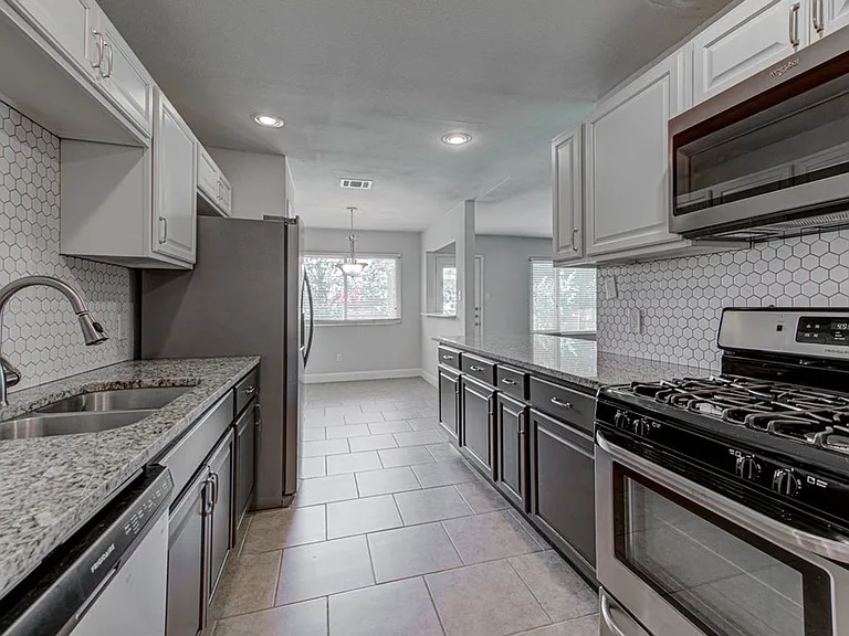 1711 Cricket Hollow Dr — Photo 5