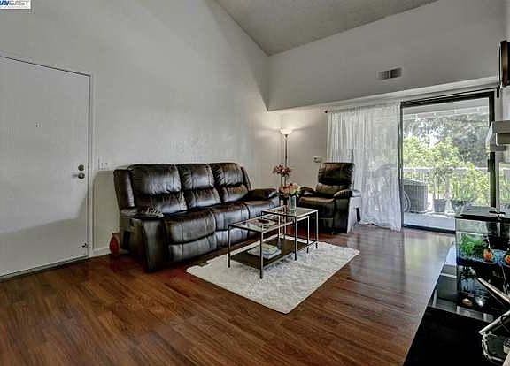 4th image of 37168 Meadowbrook Cmn APT 302