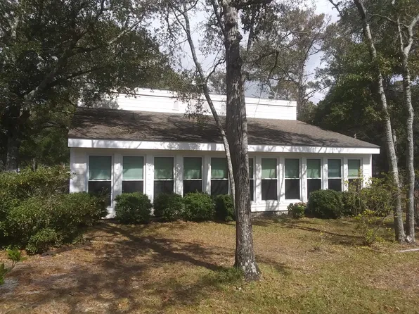 408 W Oak Island Dr, Oak Island, NC 28465