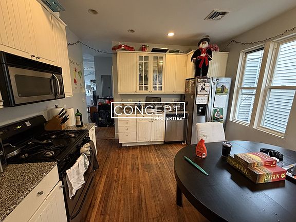 2nd image of 720 Parker St #3