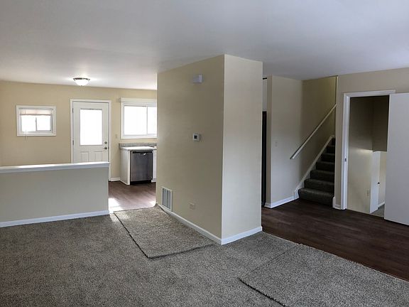 3rd image of 165 W Altgeld Ave