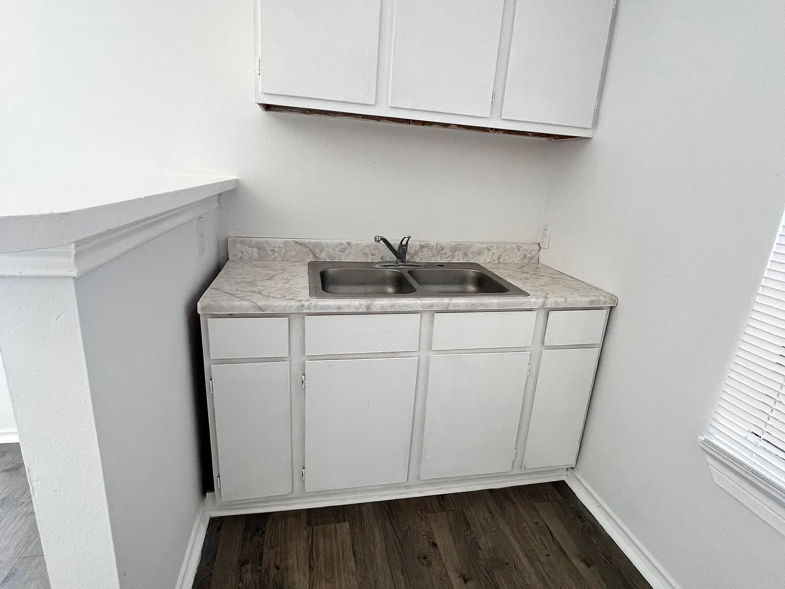 303 W Richard — Photo 3