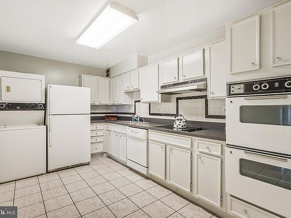 4th image of 205 Yoakum Pkwy Unit 1820