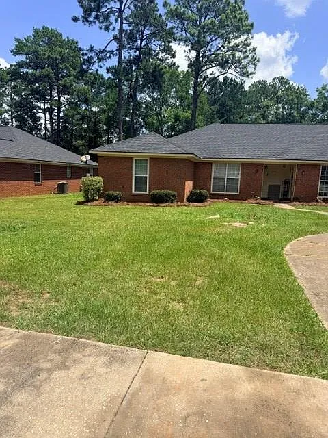 3 bed, 2.0 bath, 1444 sqft, $1,250 — Photo 2