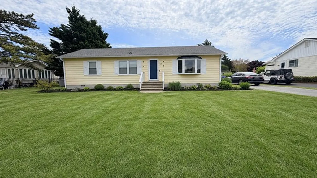 3 bed, 2.0 bath, 1300 sqft, $2,350 — Photo 1