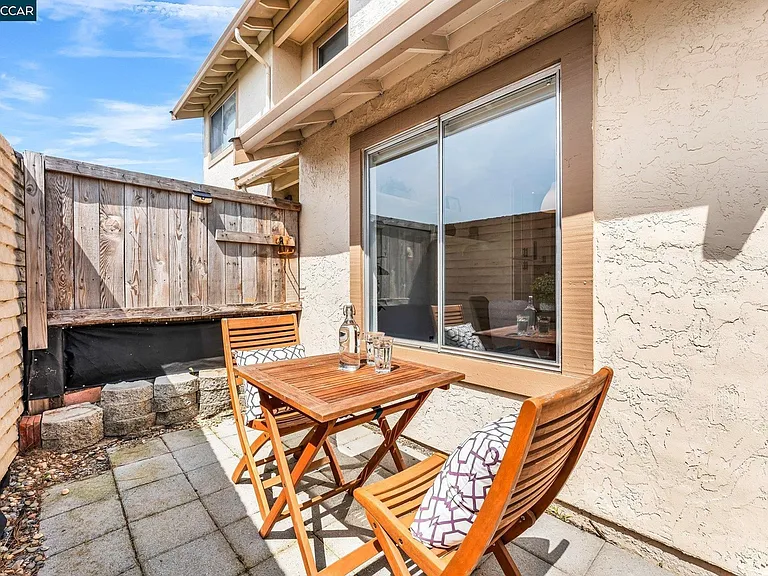 392 Bayview Cir — Photo 37