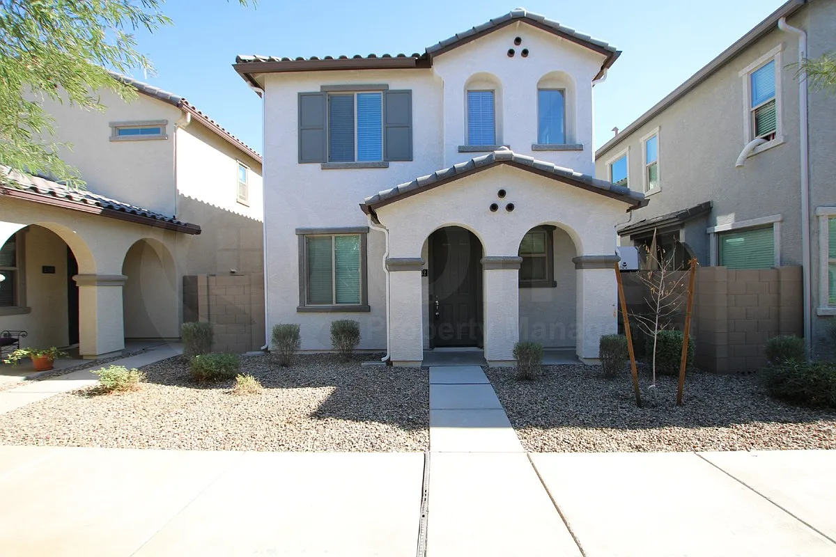3 bed, 2.5 bath, 1605 sqft, $1,799 — Photo 1