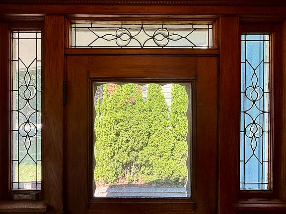5th image of 370 Lincoln Ave