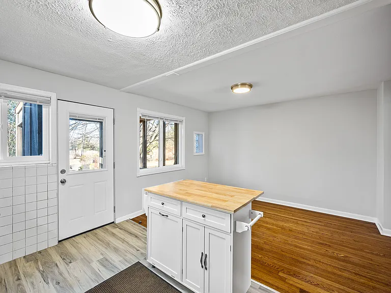 304 Davis Ave #304 — Photo 8