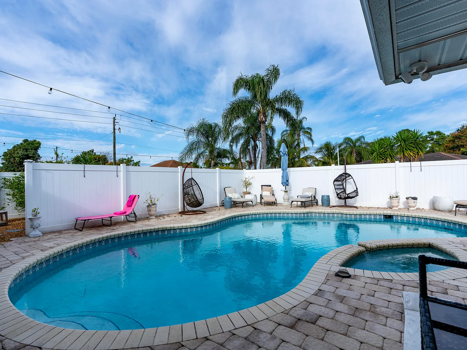 3 bed, 2.0 bath, 2210 sqft, $3,750 — Photo 3