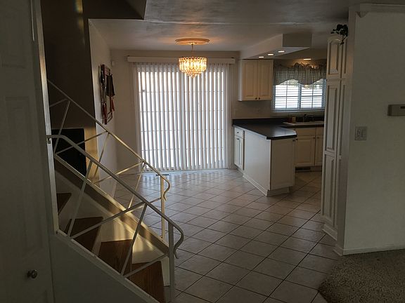 4th image of 433 S Braintree Dr