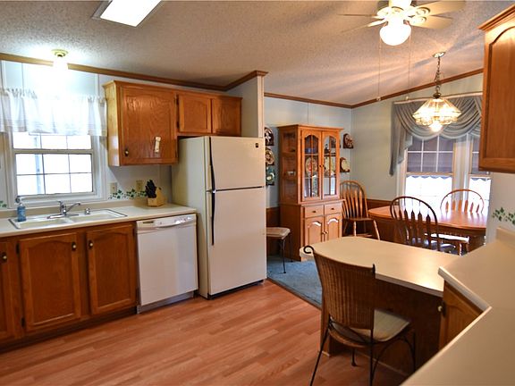 2nd image of 822 Clover Ln