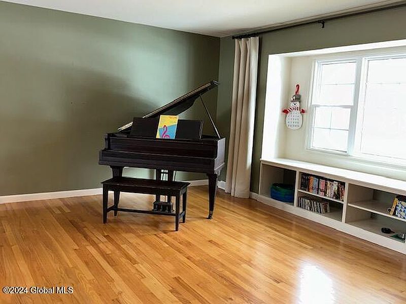 3rd image of 919 Northumberland Drive