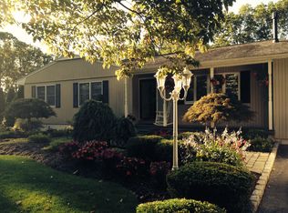 98 Grandview Ln, Smithtown, NY 11787
