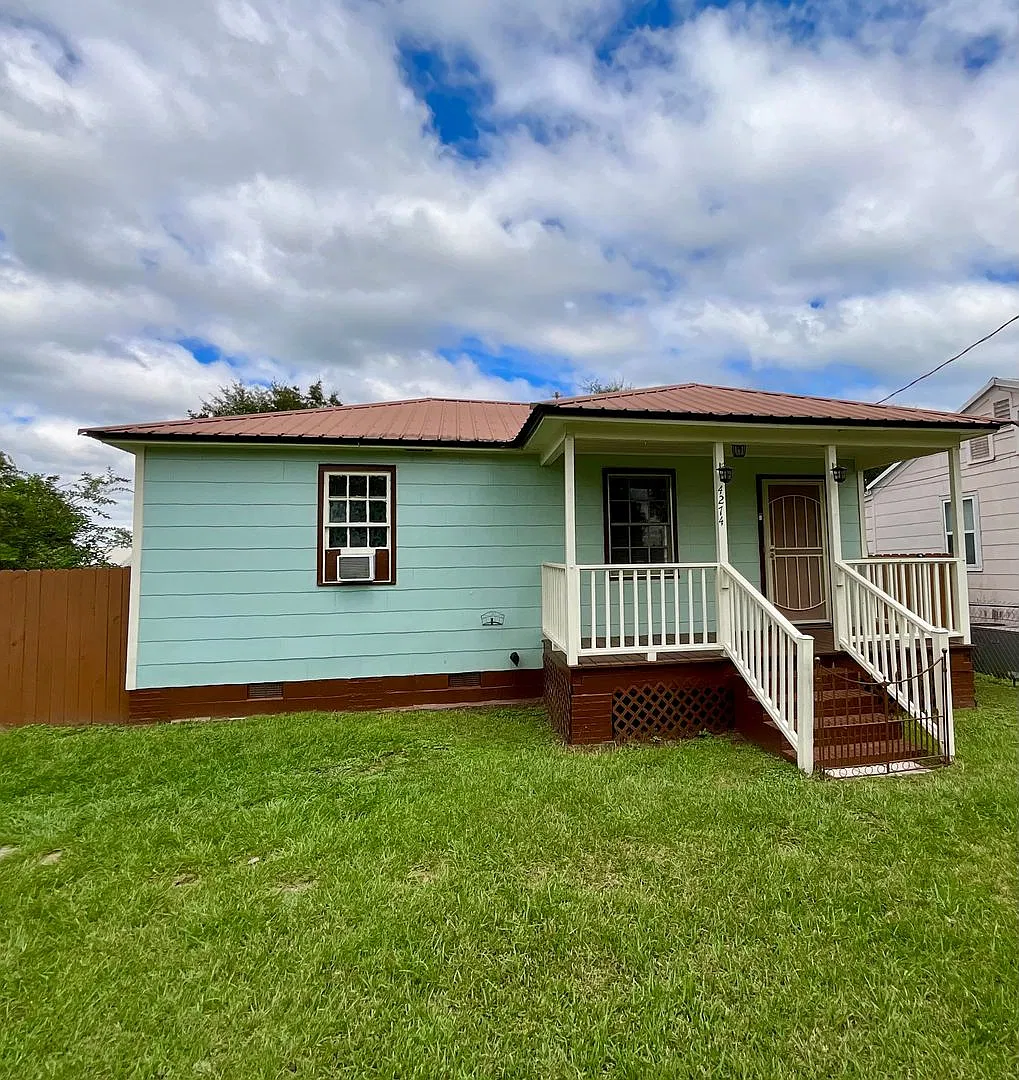 Freshly Renovated 2/1 in Marianna with Large Fenced Back Yard — Photo 1