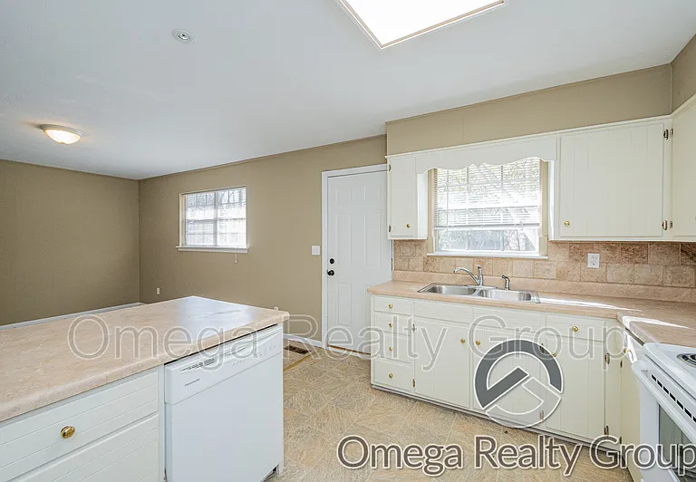 504 Roselle Ln — Photo 13
