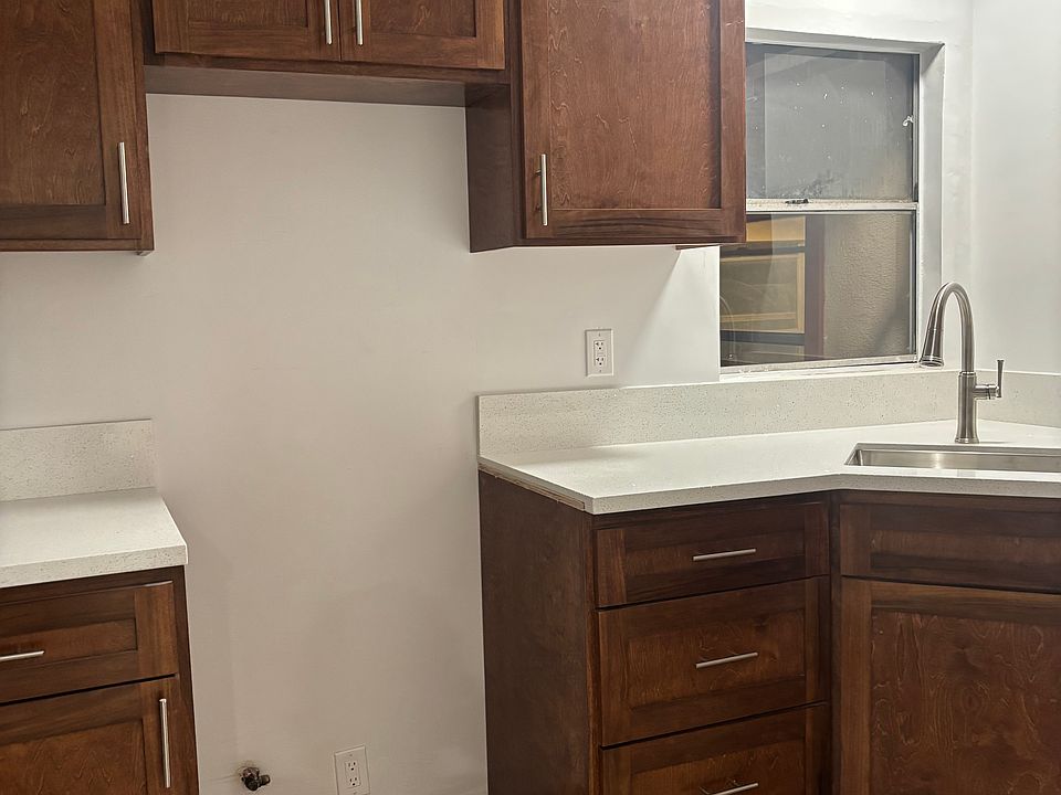 Kitchen area, location to stove