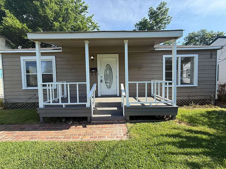 2337 Broadway Dr — Photo 1