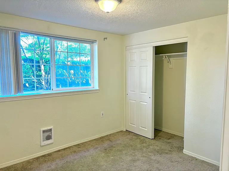 10211 N Lombard St — Photo 19