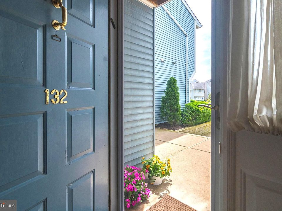 1st image of 132 Hillcroft Way
