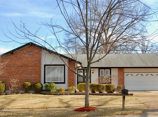 15614 Summer Lake Dr, Chesterfield, MO