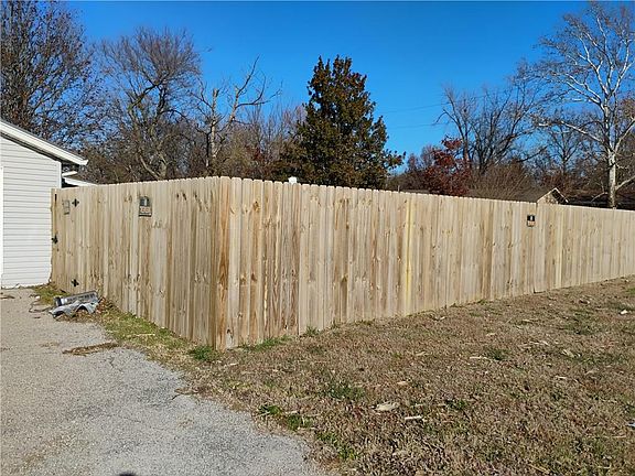 4th image of 820 S Ozark St