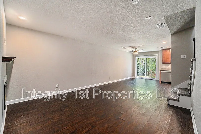 3 bed, 2.5 bath, 1433 sqft, $1,750 — Photo 4