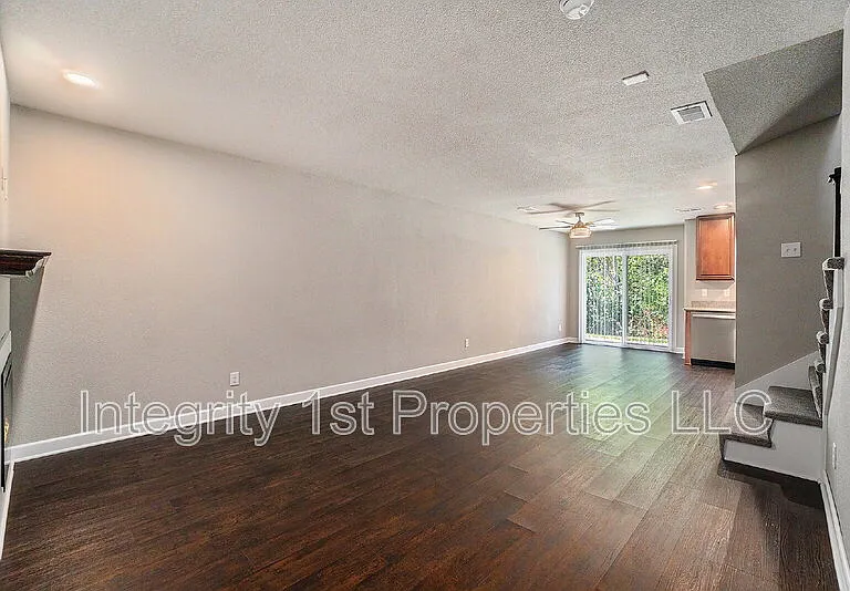 6303 NE 44th St — Photo 4