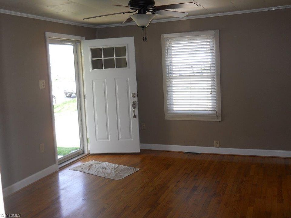 1st image of 807 Heron St