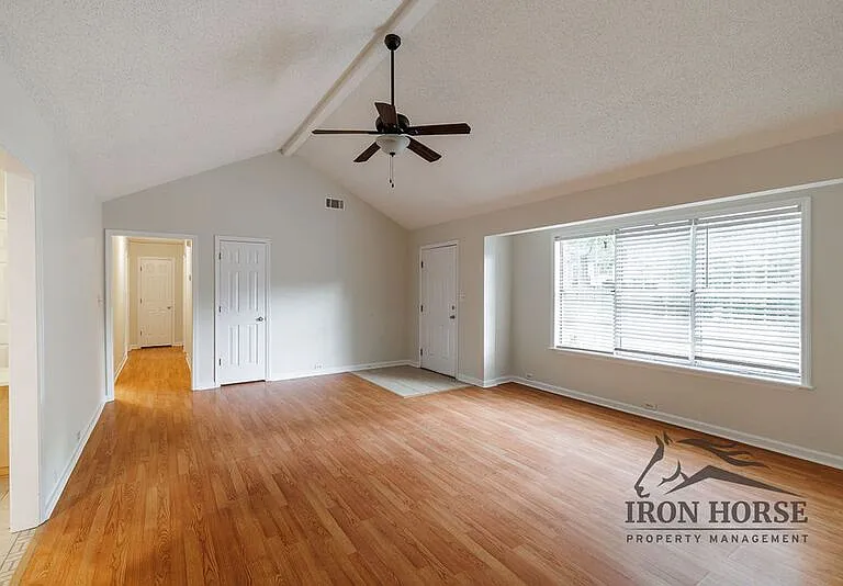 335 Oak Meadows Dr — Photo 3