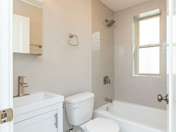 3rd image of 640 W Wrightwood Ave APT 209