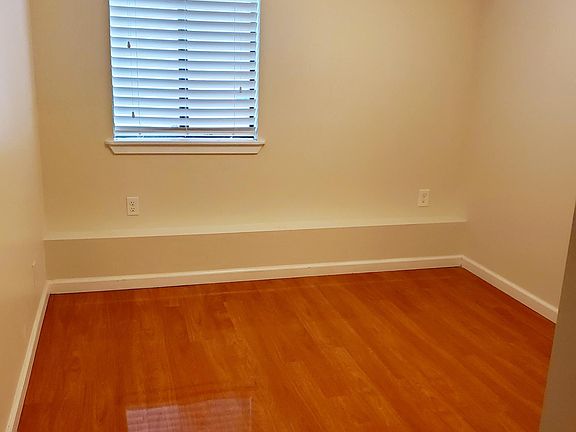 4th image of 471 Lakeshore Dr