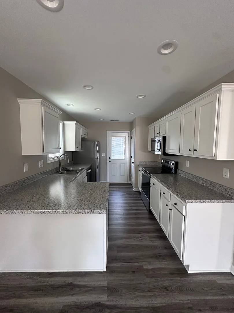 400 Sanderson Drive — Photo 3