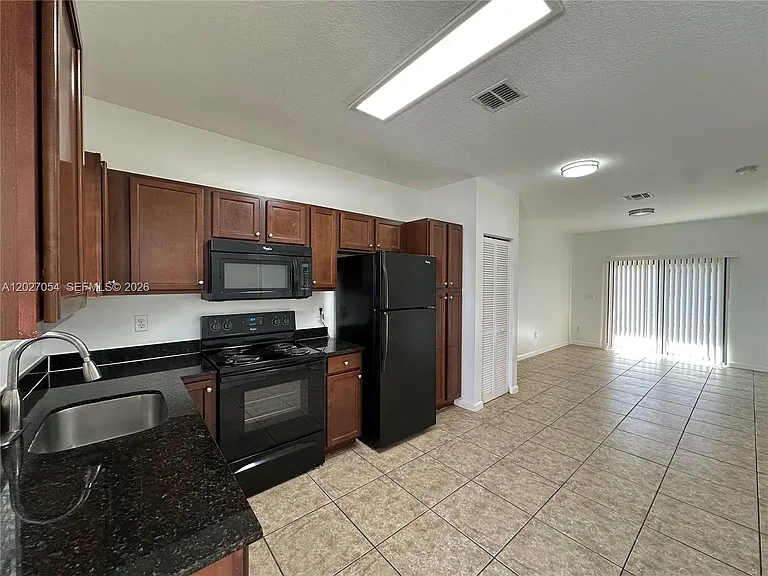 1035 NE 10th Ave #1 — Photo 3