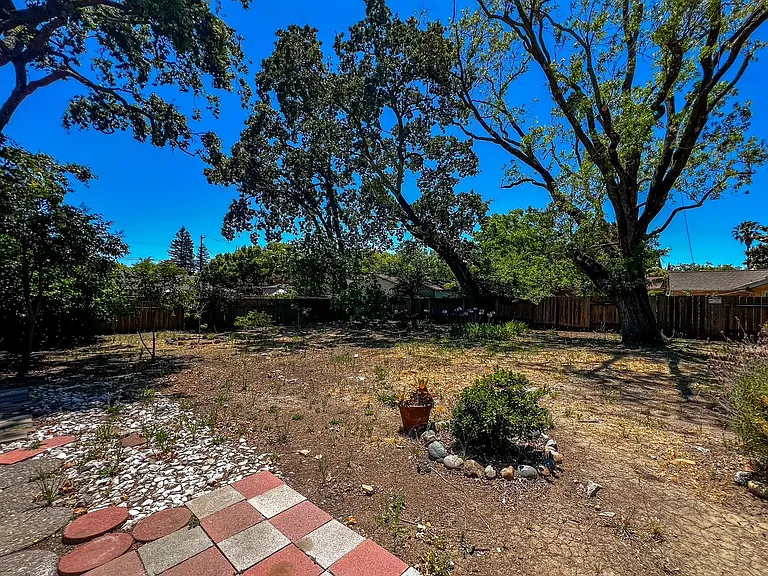 2105 Locust St — Photo 23