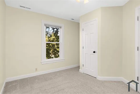 462 Beaumont St — Photo 10
